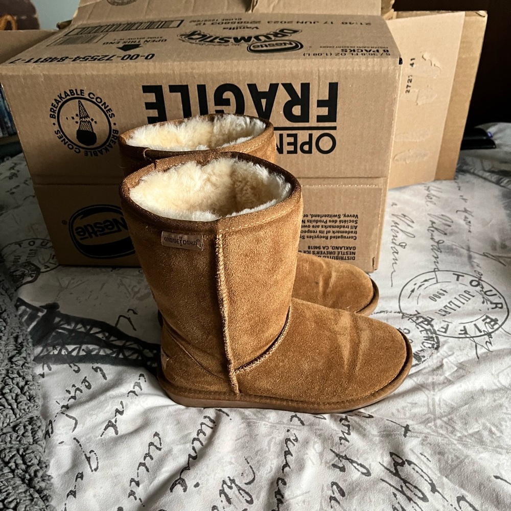 Minnetonka boots size 6